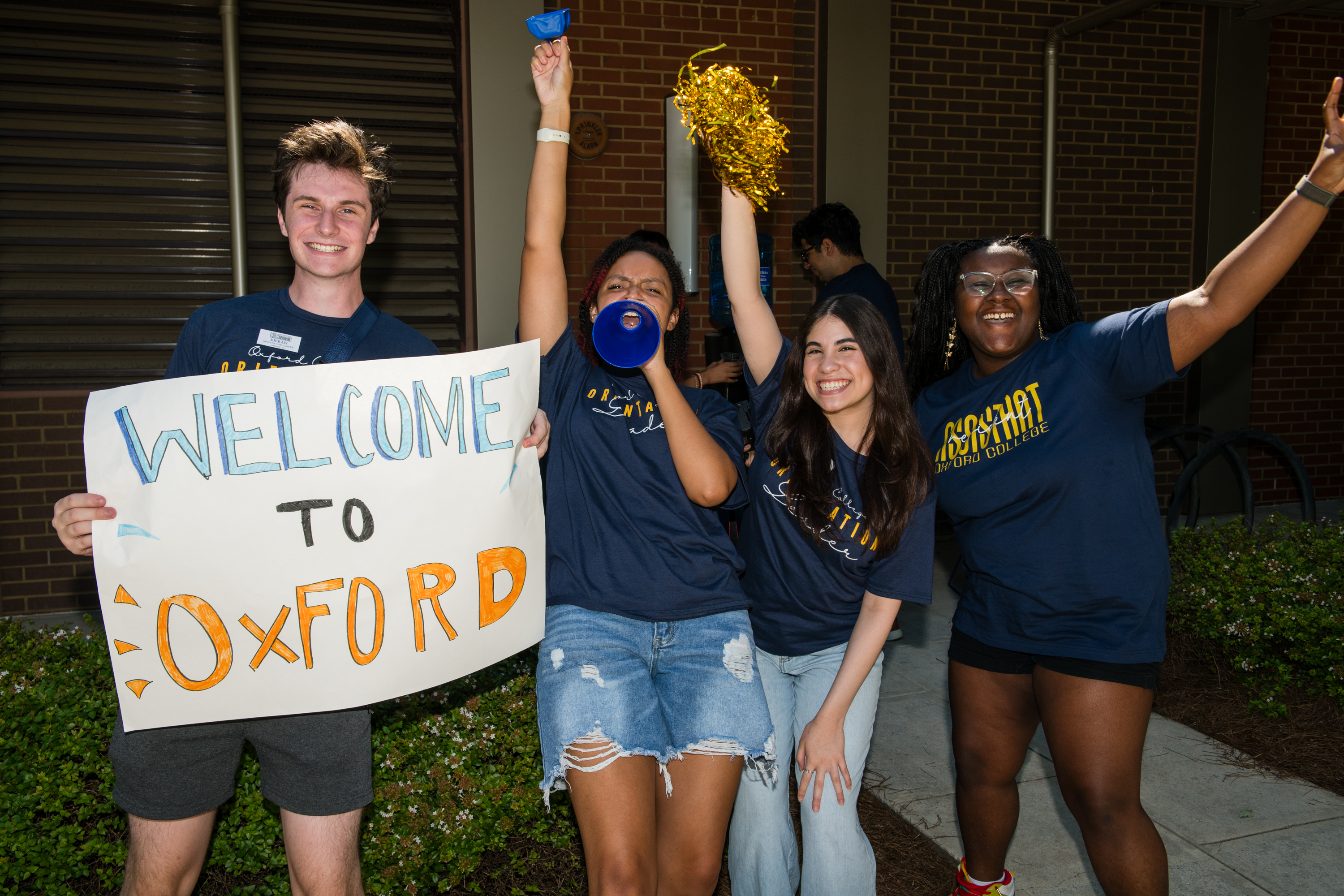 Students holding welcome signs at move in 